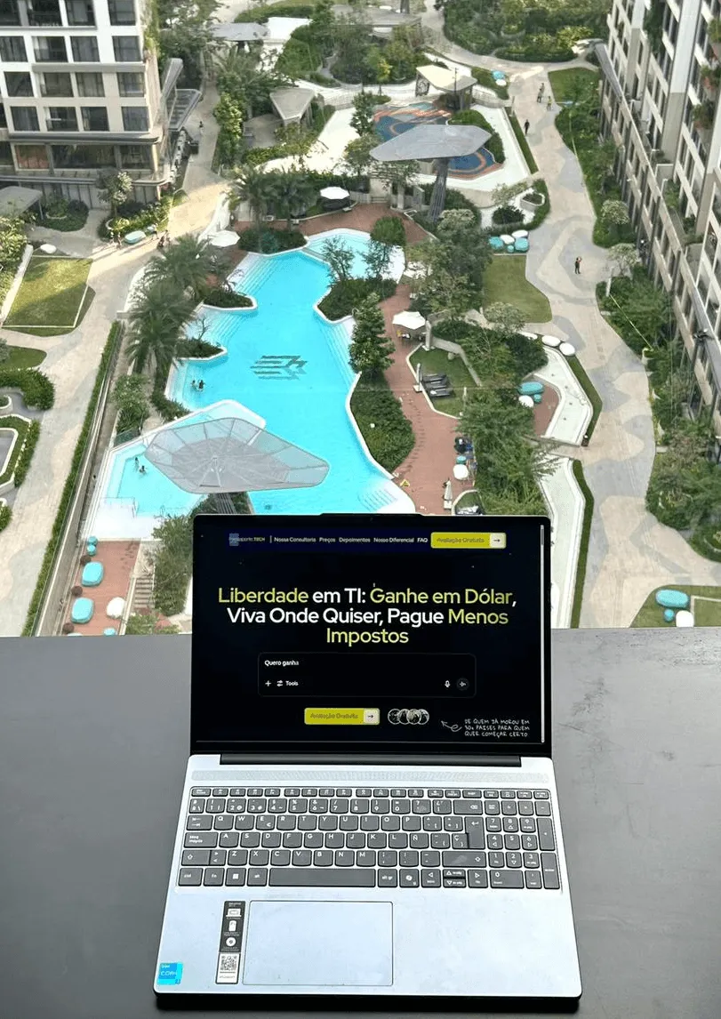 Notebook aberto no site da Passaporte Tech, numa varanda com vista para uma piscina e jardins