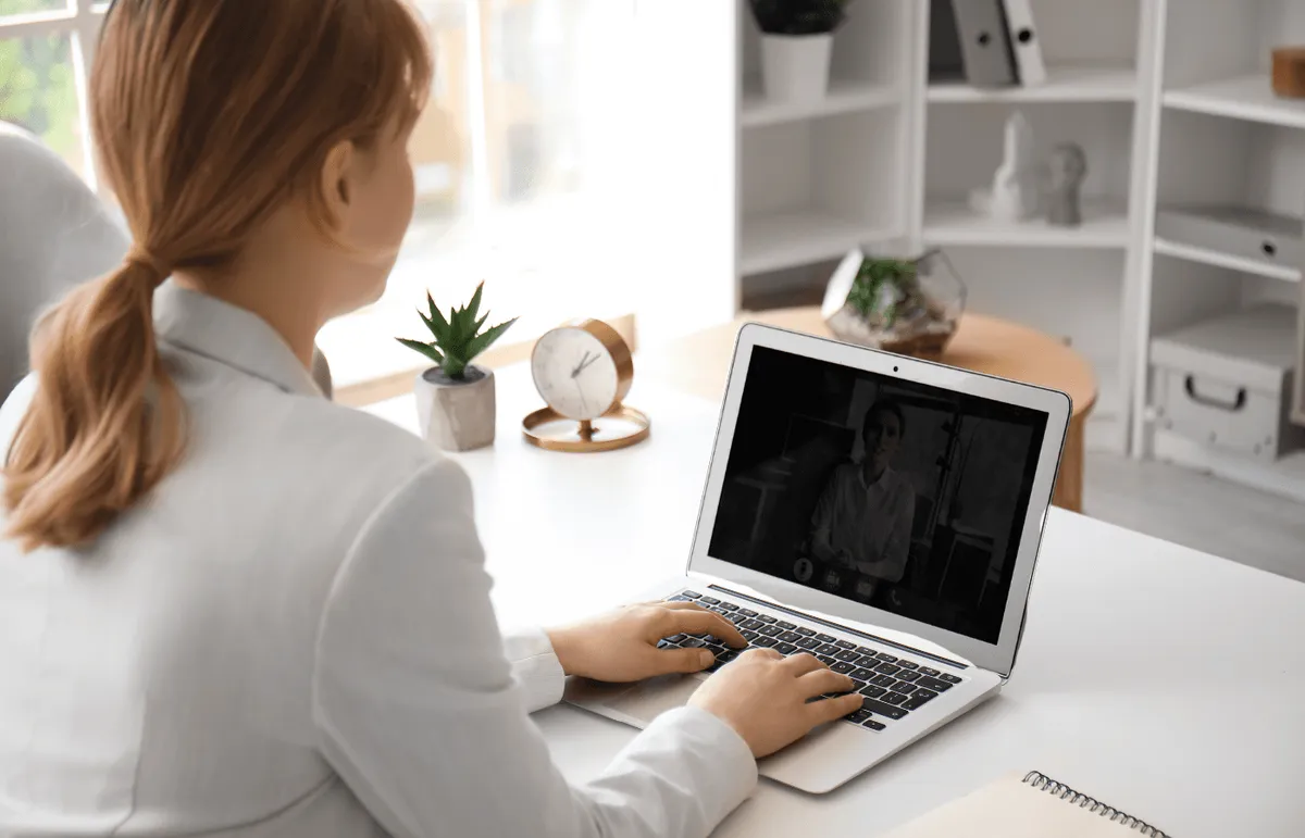 Profissional em uma entrevista por vídeo no notebook