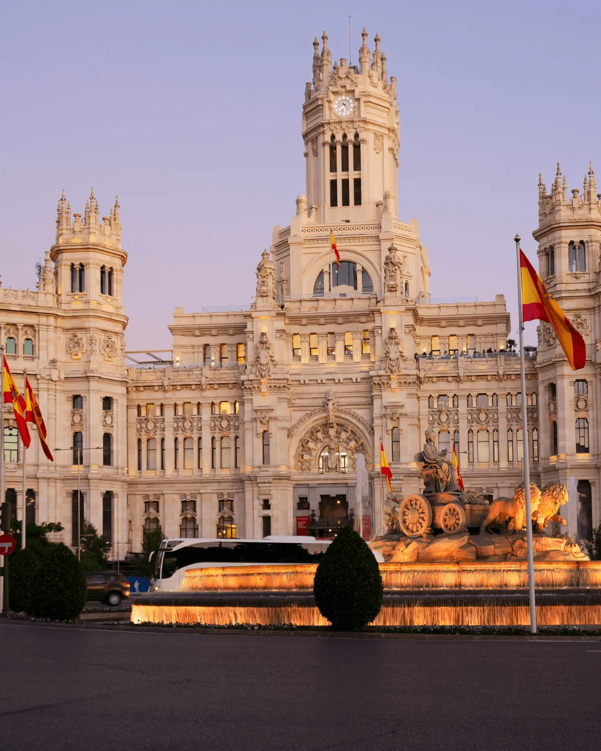 Palácio de Cibeles, em Madri, com bandeiras da Espanha