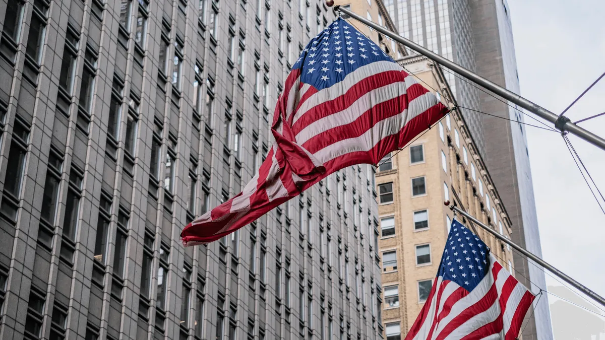 Bandeira dos Estados Unidos entre prédios de Nova York