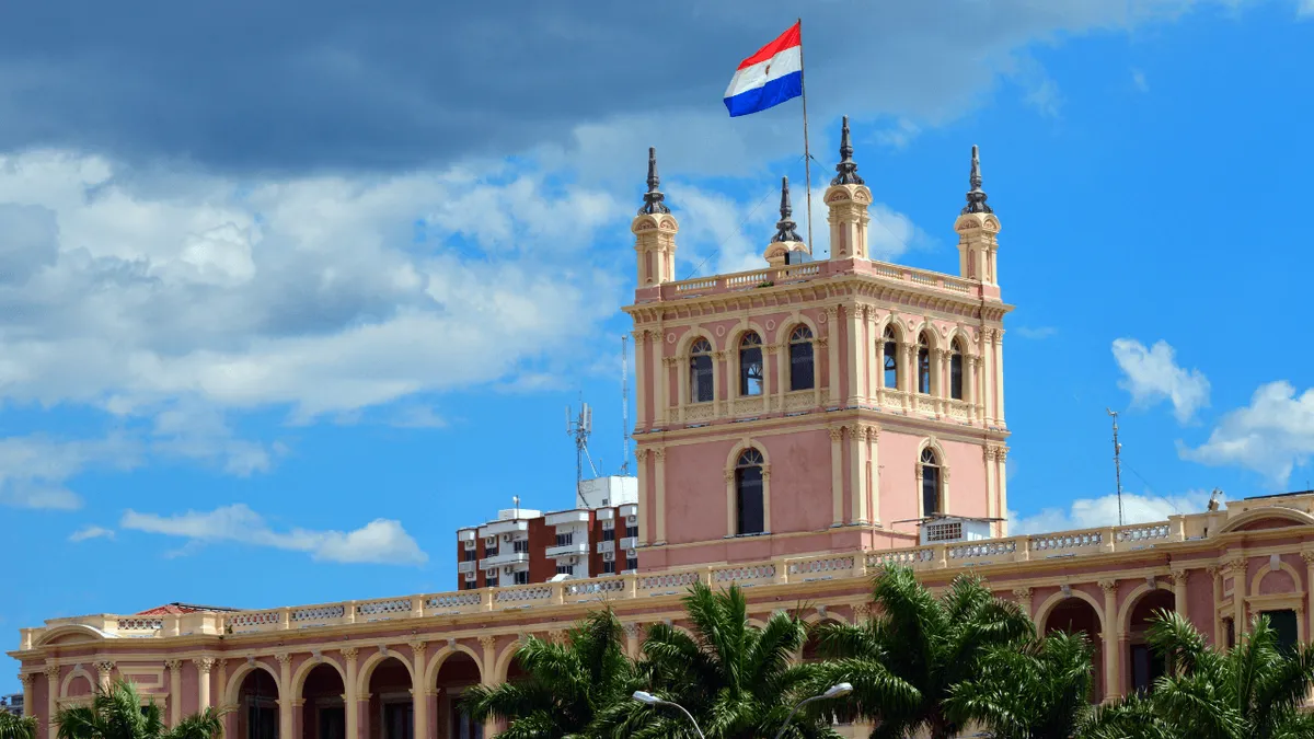 Palácio de López, em Assunção, com a bandeira do Paraguai