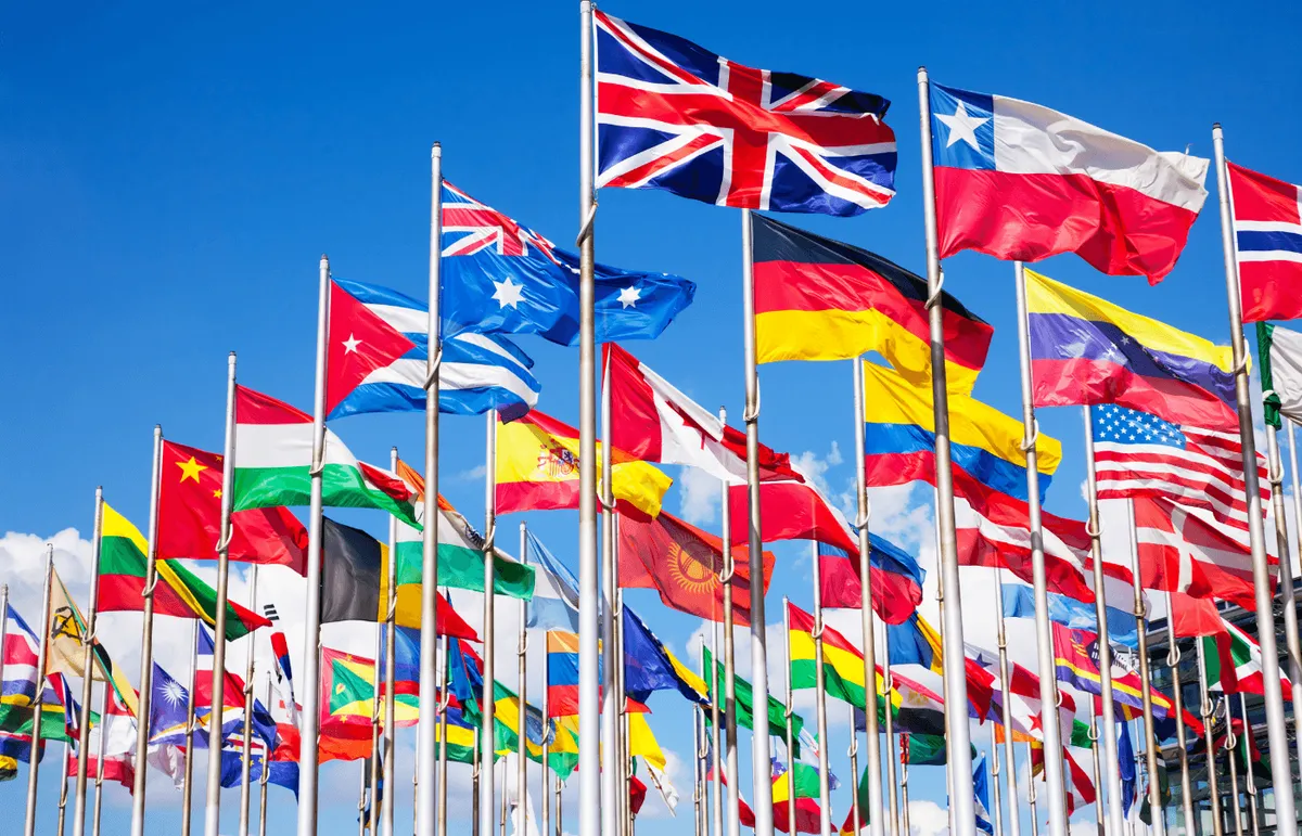 Bandeiras de vários países hasteadas lado a lado